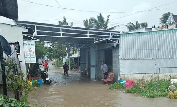 Nước dâng bất thường, lốc xoáy gây thiệt hại nặng cho Cà Mau
