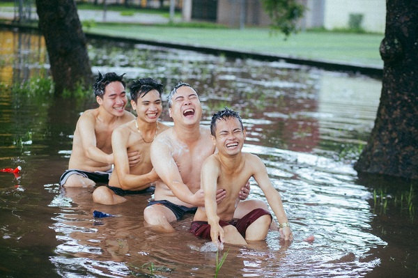 Trường ngập mùa bão, nhóm bạn thân trường Nông nghiệp rủ nhau "tắm tiên" khiến bao người nhớ thời sinh viên