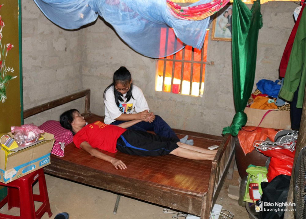 Một mình chăm mẹ ốm liệt giường, nữ sinh người Nùng ở Nghệ An khao khát giấc mơ tới trường