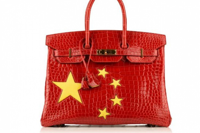Giữa lúc Versacé và Coach đồng loạt bị dân Trung tẩy chay, Hermès bất ngờ tung ra mẫu túi Birkin cờ Trung Quốc giá gần 3 tỷ VNĐ