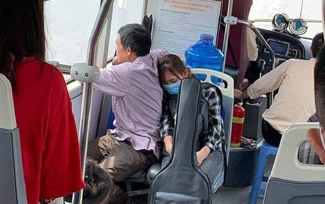 Nghẹn ngào khoảnh khắc tân sinh viên gục đầu vào bố trên xe buýt: Mai chỉ còn mình con ở thành phố xa lạ