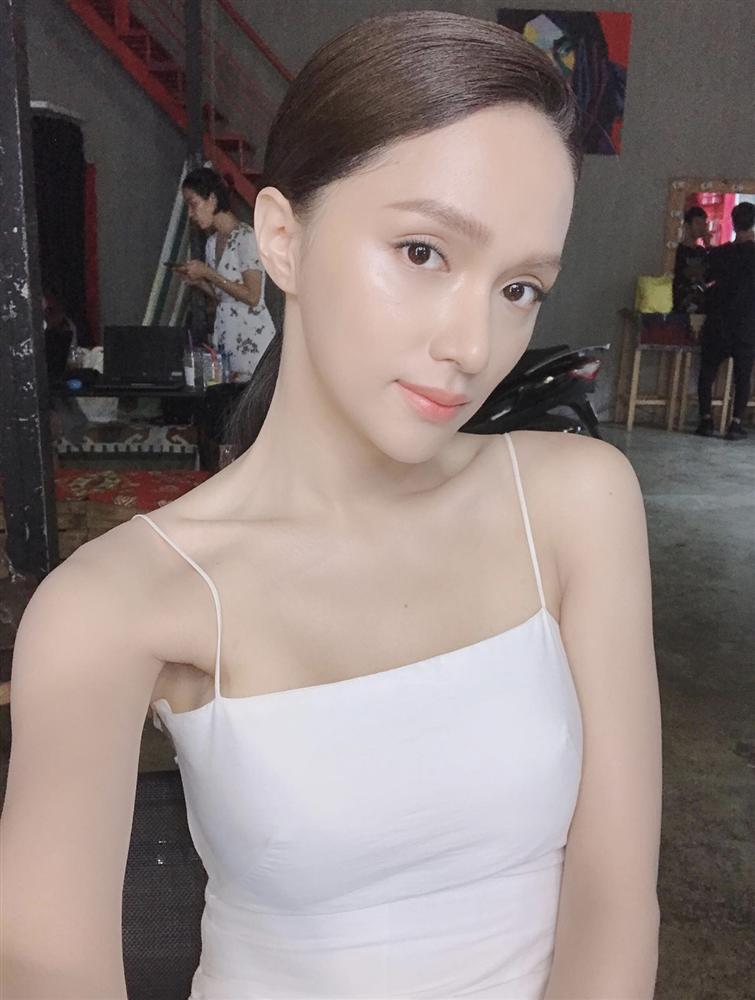 Selfie cận cảnh khoe mặt mộc của Hương Giang chỉ càng làm fans lo lắng vì quá gầy guộc