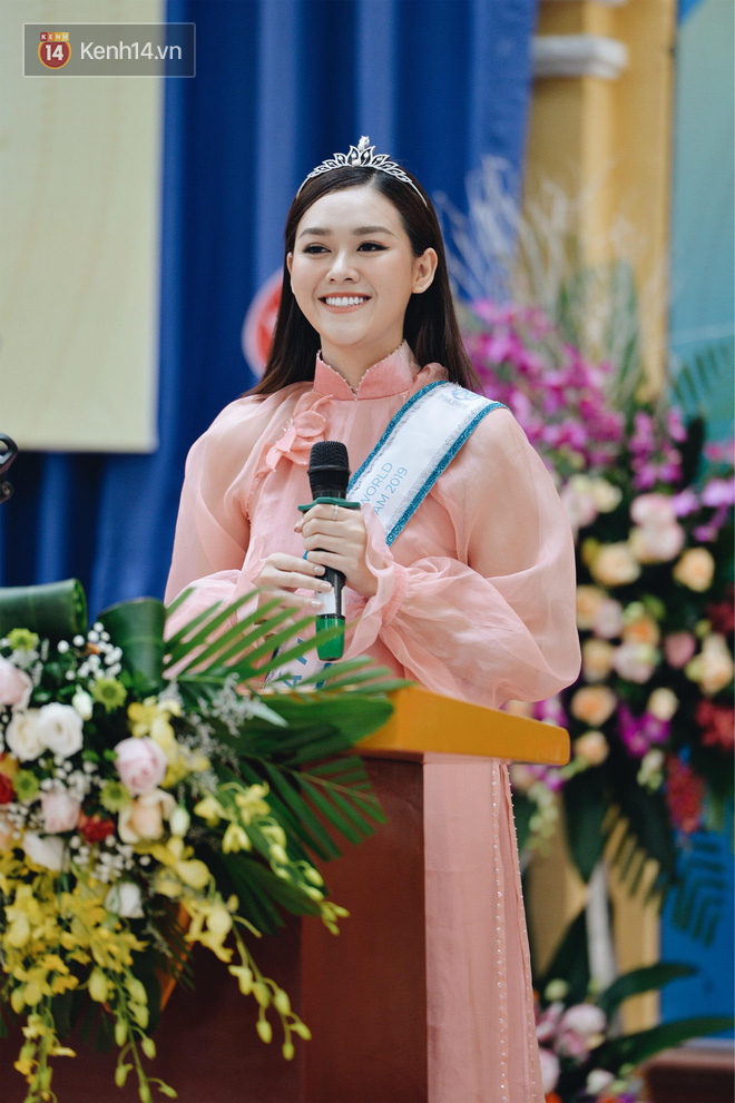 Lễ khai giảng toàn gái xinh của trường Phan Đình Phùng: Á hậu Tường San và dàn nữ sinh thế hệ mới đua nhau khoe sắc