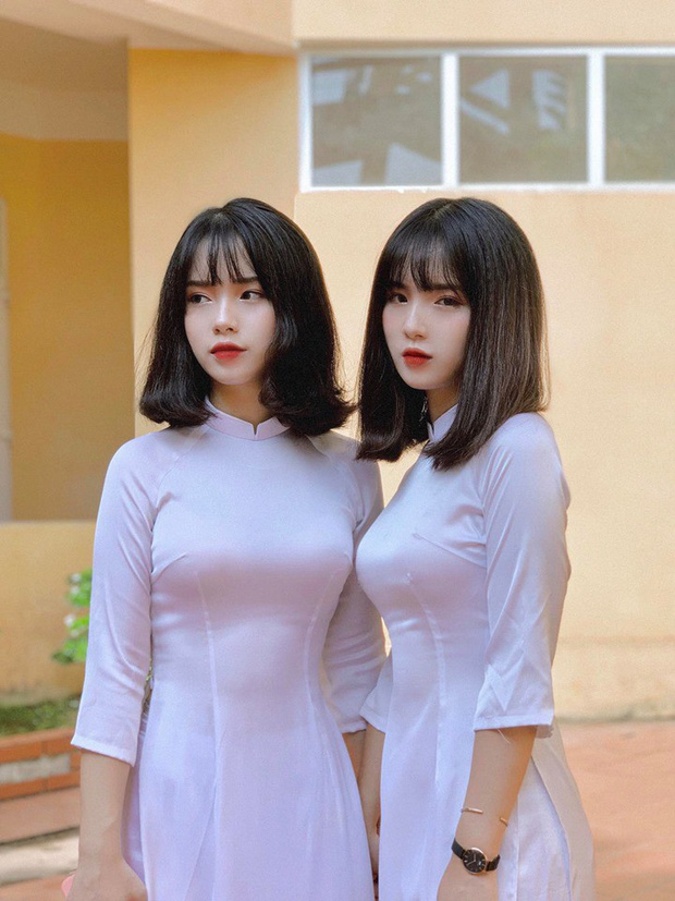 Cặp chị em sinh đôi mang tên Hằng - Nga quá đỗi ngọt ngào, dễ thương trong áo dài trắng ngày khai giảng