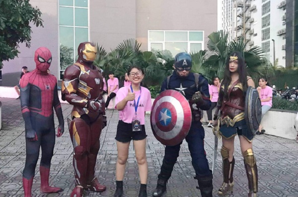 Cosplay biệt đội Avengers cực chất trong buổi lễ chào khóa mới, nhóm sinh viên "chịu chơi" khiến ai cũng trầm trồ