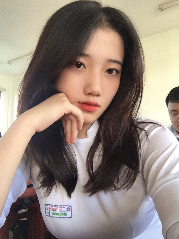 Sở hữu góc nghiêng cực giống Suzy cùng Instagram triệu view, cô bạn được mệnh danh hot girl áo dài Đà Nẵng