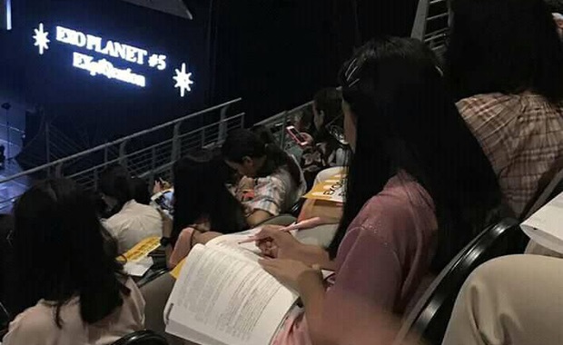Vừa muốn "quẩy" cùng fan club lại vừa muốn đạt điểm cao, nữ sinh mang sách vở ôn bài ngay trong liveshow của idol