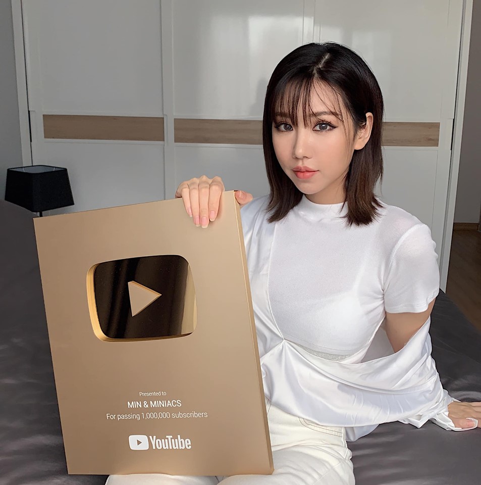 Khoe nhận nút Vàng Youtube, Min để lộ khoảnh khắc ăn mặc 