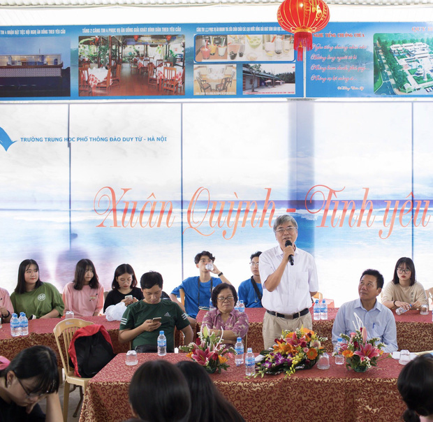 Học sinh 2 trường THPT ở Hà Nội về tận biển Diêm Điền để cảm nhận bài thơ 