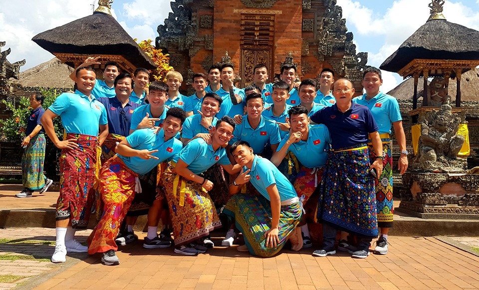 Rũ bỏ hình ảnh mạnh mẽ trên sân cỏ, đội tuyển Việt Nam "mặc váy" tham quan Indonesia