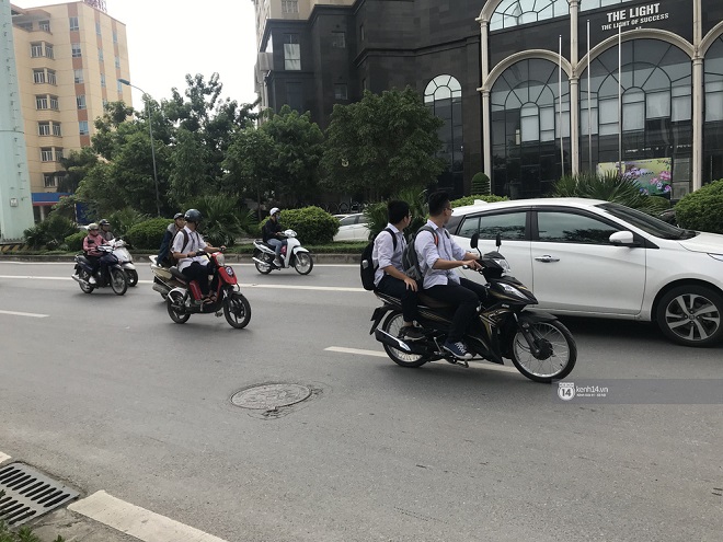 Học sinh thủ đô ngang nhiên đi xe máy trên 50 phân khối, không đội mũ bảo hiểm để đến trường