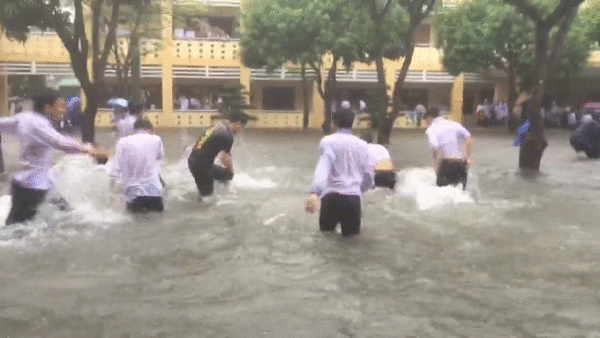 Sân trường ngập mênh mông như sông ngày lũ, học sinh Nghệ An bơi lội vui như hội