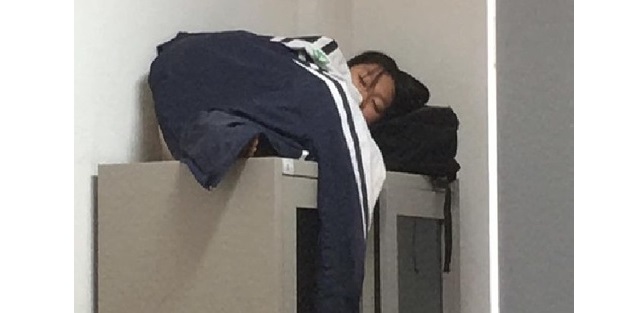 Nữ sinh tranh thủ ngủ ở nơi oái oăm, cả lớp cuống cuồng tìm: "Ủa con Trang đâu?"