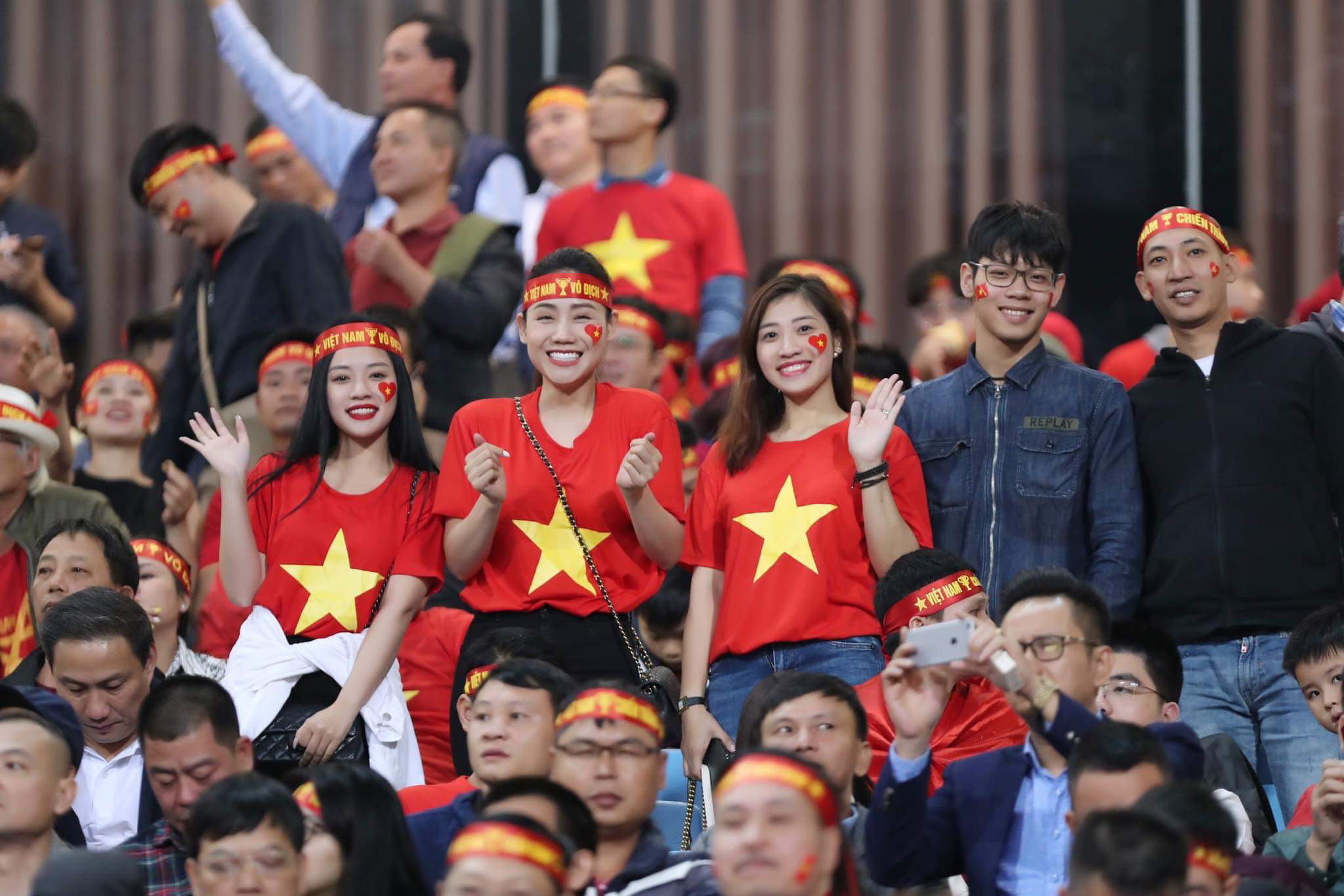 Gái xinh gây sốt trên khán đài trận Việt Nam - Thái Lan: Mình thích Quang Hải nhất, vé cũng là do Quang Hải tặng