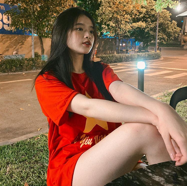 Diên áo thể thao cổ vũ ĐT Việt Nam, Linh Ka bị 