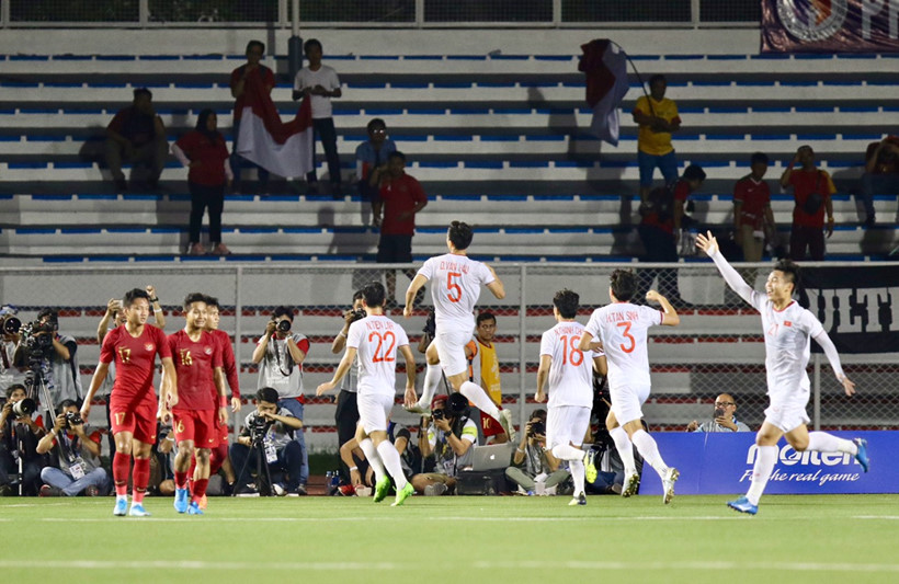 Trở thành người hùng ghi hai bàn thắng lớn, Văn Hậu bị cổ động viên Indonesia 