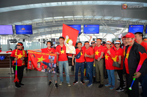 Sân bay rực đỏ màu áo hàng trăm CĐV lên đường sang Philippines 