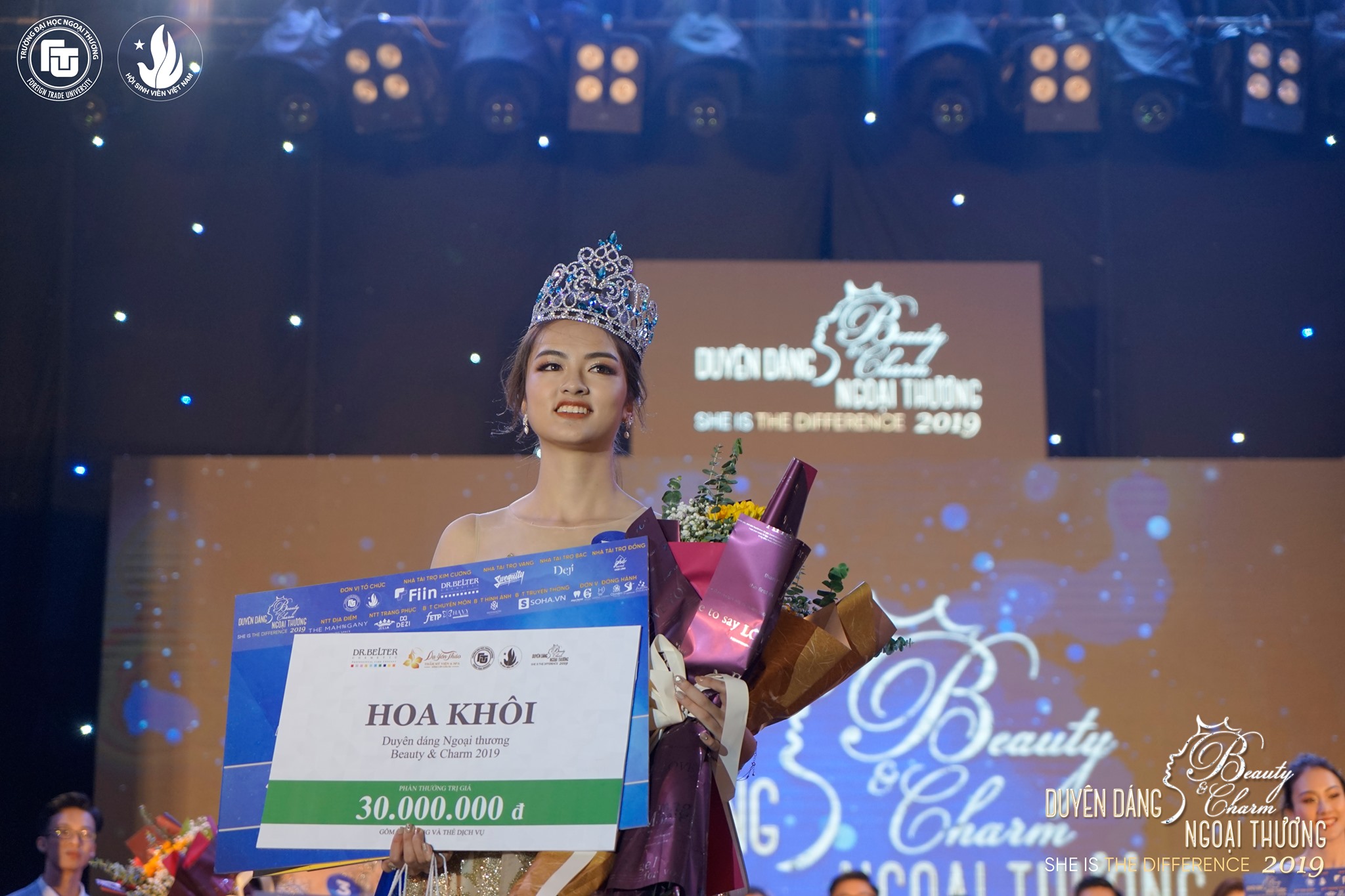9x Hà Nội trở thành tân Hoa khôi ĐH Ngoại thương, Đặng Trần Thủy Tiên đạt danh hiệu Miss Truyền cảm hứng
