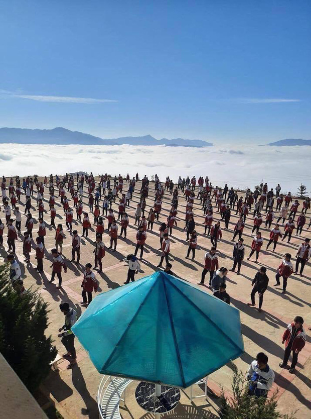 Hình ảnh “ngôi trường trên mây” trong giờ thể dục khiến dân tình đứng ngồi không yên vì cảnh quá đẹp