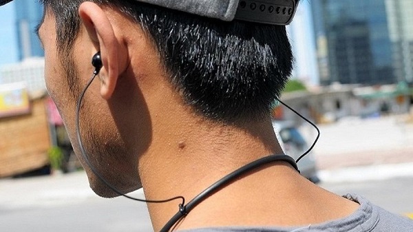 Quy định phạt 1 triệu đồng đối với người điều khiển xe máy đeo tai nghe, dùng điện thoại đã có hiệu lực