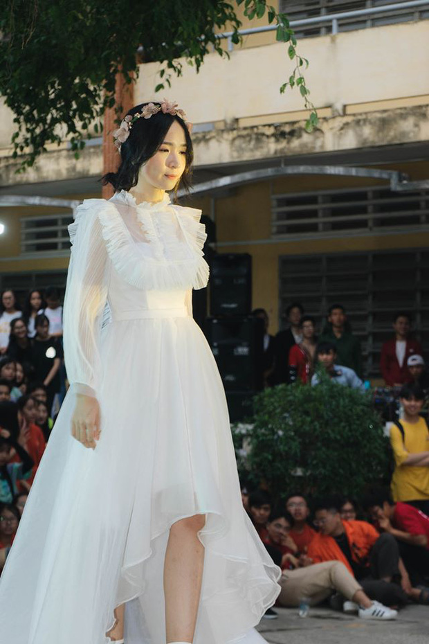 Nữ sinh Long An diện váy trắng thi văn nghệ khiến dân mạng “hoa mắt” ngỡ 