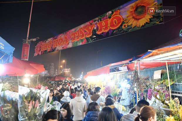 Người dân chen chúc đi mua hoa Tết trong đêm khiến chợ hoa Quảng An 