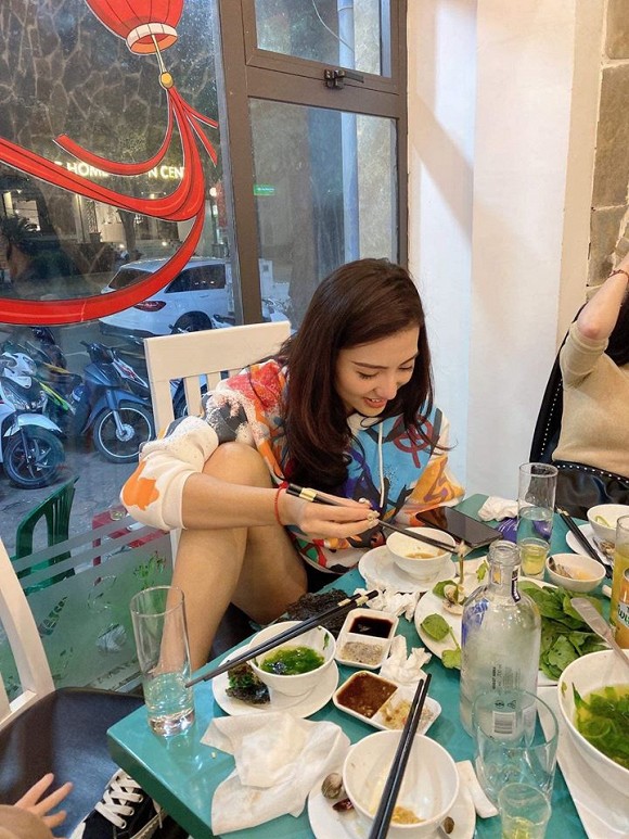 Bình thường sang chảnh là thế nhưng khi đi ăn, các mỹ nhân Việt quen thói ngồi gác nhân 