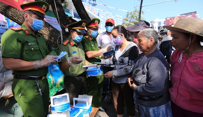 Công an Đà Nẵng xuống đường phát khẩu trang miễn phí, người dân xếp hàng học cách chống virus Corona