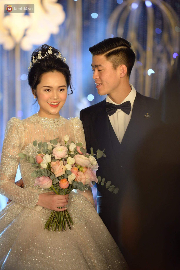 Zoom cận cảnh chiếc váy cưới được Quỳnh Anh trưng bày giữa lễ đường khiến hội chị em ghen tị