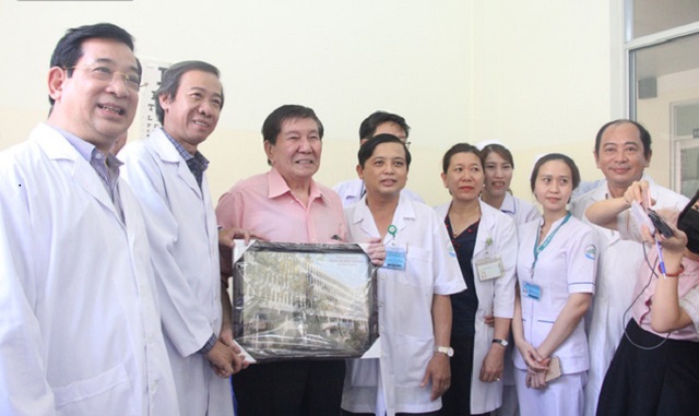 Bệnh nhân lớn tuổi nhất nhiễm Coivd-19 tại Việt Nam xuất viện, phấn khởi cảm ơn đội ngũ y bác sĩ