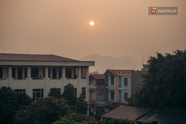 Xúc động buổi chia tay tại khu cách ly: Người ra lại có người mới vào và có những người cứ ở lại chống dịch