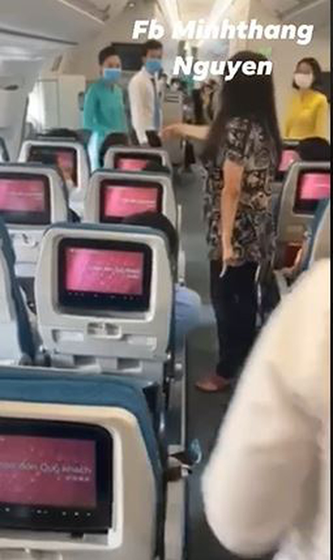 Người kế bên xịt nước hoa khiến nữ hành khách gào thét trên máy bay: 