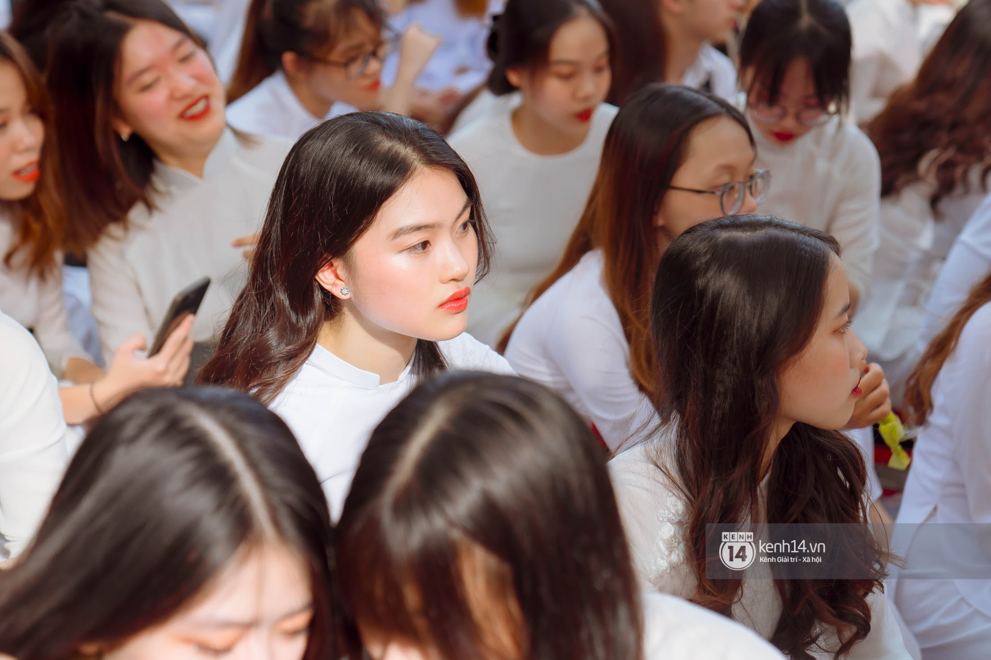 Lễ bế giảng trường Phan Đình Phùng gây ngẩn ngơ trước nhan sắc nổi bật của dàn nữ sinh
