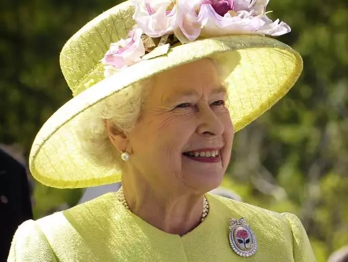 9 interesting facts not many people know about the Queen of England: Never went to school, has 2 birthdays...