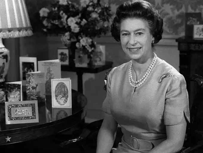 9 interesting facts not many people know about the Queen of England: Never went to school, has 2 birthdays...