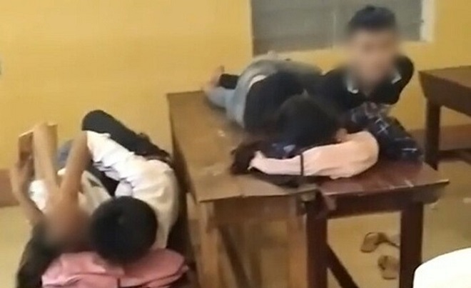 Học sinh kê bàn ghế, nằm cạnh nhau với những cử chỉ thân mật tại lớp học gây bức xúc