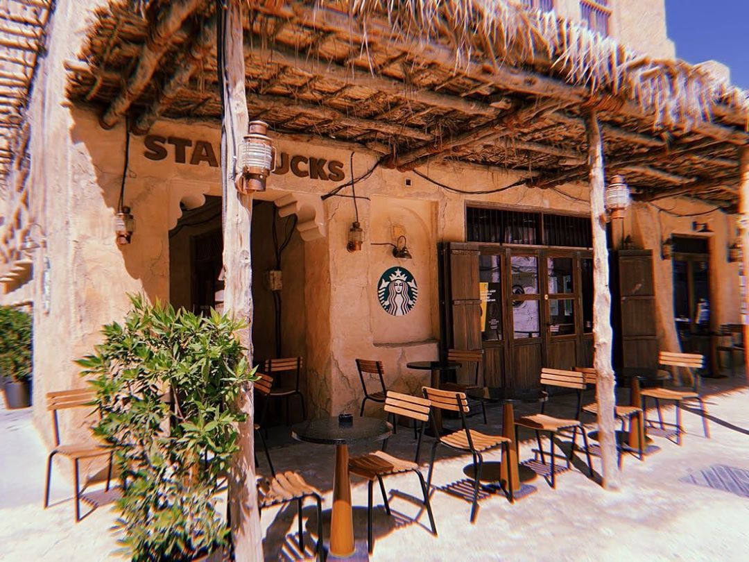Nhập gia tuỳ tục: Tiệm Starbucks 'mái lá" ở Dubai gây sốt bởi mang đậm màu sắc Trung Đông 