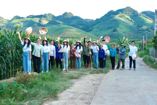 Học sinh Hà Nội tái chế lõi ngô, bán 34 tấn trong 2 tháng