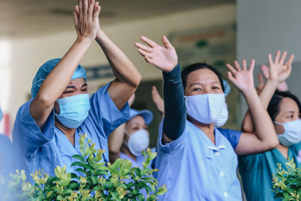 Vỡ òa khoảnh khắc hạnh phúc trên gương mặt các y bác sĩ Bệnh viện Đà Nẵng khi gỡ lệnh phong tỏa