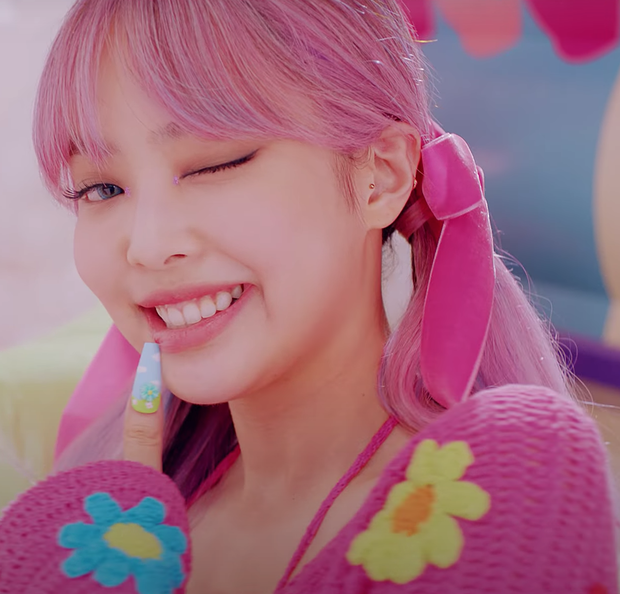 Jennie xinh bá cháy trong MV Ice Cream nhưng tất cả sự chú ý lại tập trung vào bộ tóc 