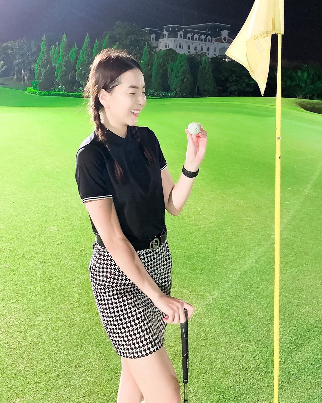 Quên thời trang sân bay đi, thời trang sân golf bây giờ mới là hot trend của showbiz Việt