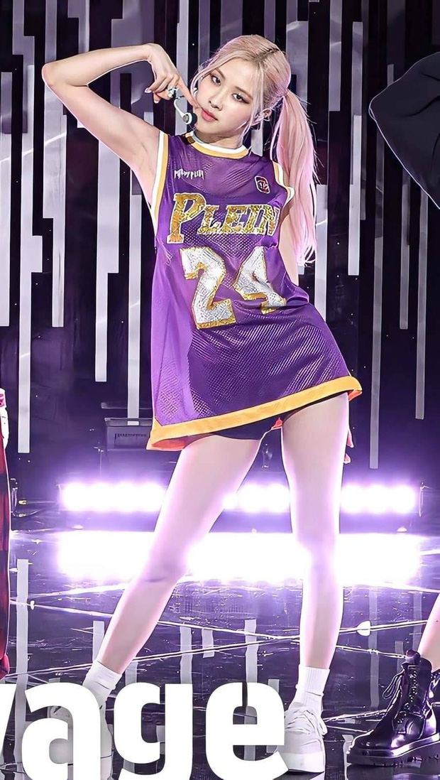Nếu bạn là một fan hâm mộ thể thao và yêu thích đội bóng LA Lakers, hãy đến và xem hình ảnh của chúng tôi về chiếc áo đấu đầy màu sắc, độc đáo và đẳng cấp này. Áo này không chỉ đại diện cho niềm đam mê của bạn, mà còn cho sự tự hào về đội bóng Lakers.