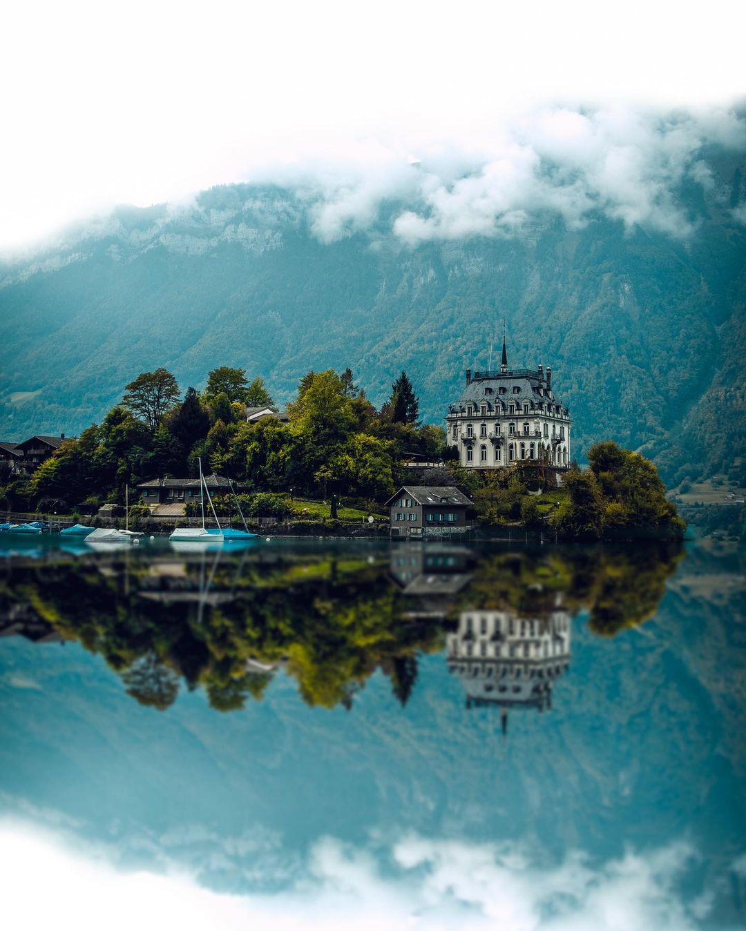 Vùng vịnh thu nhỏ Thuỵ Sĩ: Những ngôi nhà cổ xinh đẹp bên bờ biển xanh thẳm, nắm giữ một lịch sử và văn hóa phong phú của người dân Thuỵ Sĩ. Điểm đến này sẽ khiến bạn bất ngờ những cảm xúc tuyệt vời như hoà mình vào cảnh sắc tuyệt đẹp, tìm hiểu về văn hóa xứ người và thư giãn trong không gian yên bình.