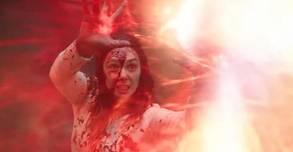 Scarlet Witch đối đầu kẻ lạ mặt cầm khiên trong trailer cuối cùng của Doctor Strange 2
