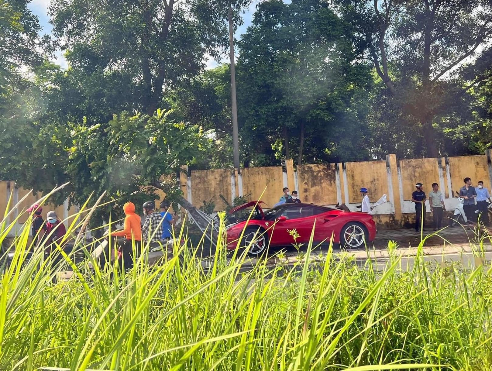 kỹ sư tông siêu xe Ferrari 488 vào gốc cây