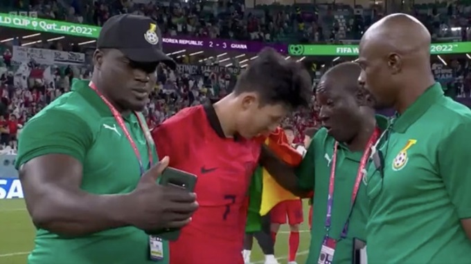 Thành viên BHL Ghana cố chụp selfie khi Son Heung-min khóc