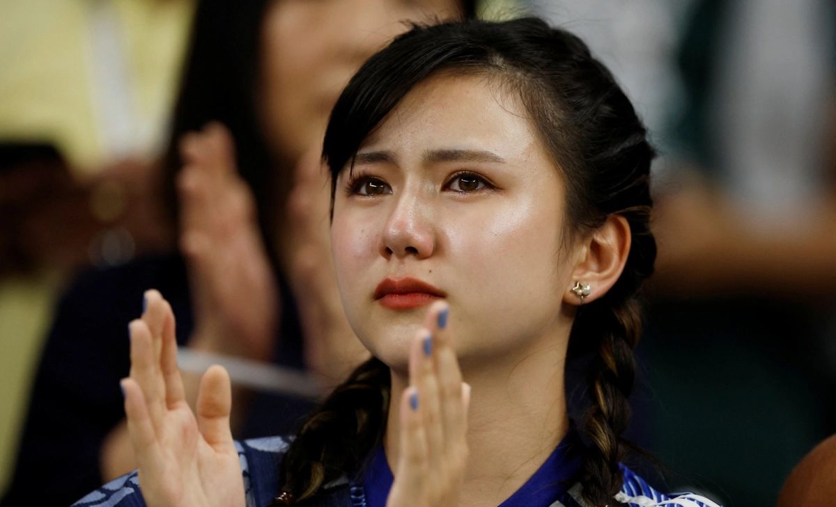 Giọt nước mắt lã chã rơi của CĐV và cầu thủ Nhật Bản sau trận thua Croatia