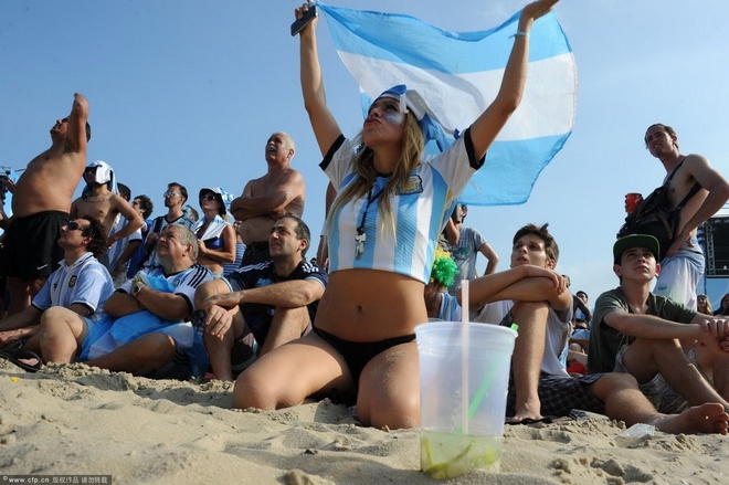 Nữ cổ động viên Argentina để ngực trần đối diện án phạt nặng