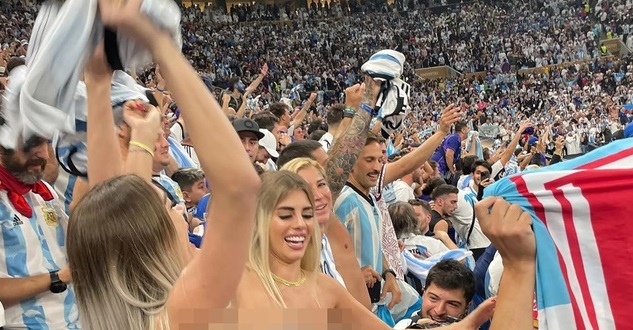 Nữ cổ động viên gây choáng vì "hồn nhiên" không mặc đồ trong cuộc diễu hành của tuyển Argentina