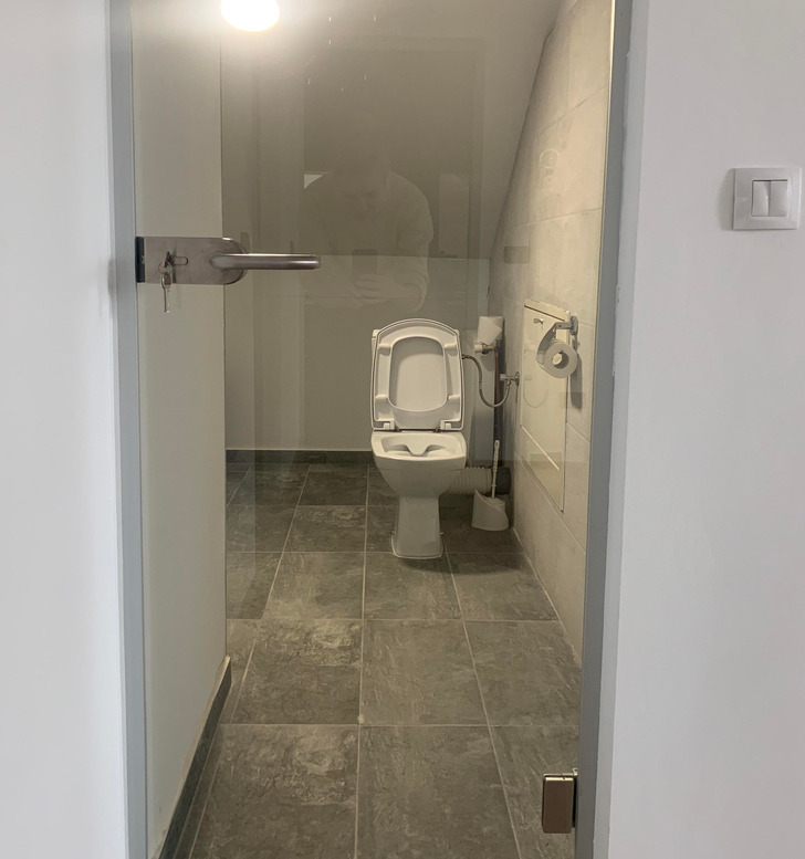 phòng vệ sinh kỳ lạ